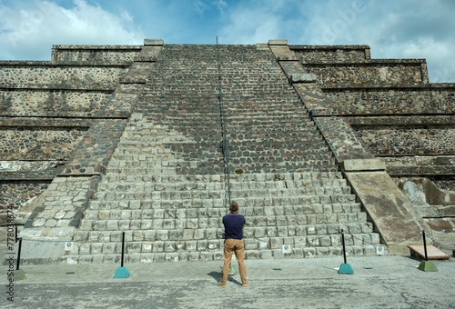 Teotihuacan - mężczyzna podziwiający sztukę budowania Azteków © Daniel