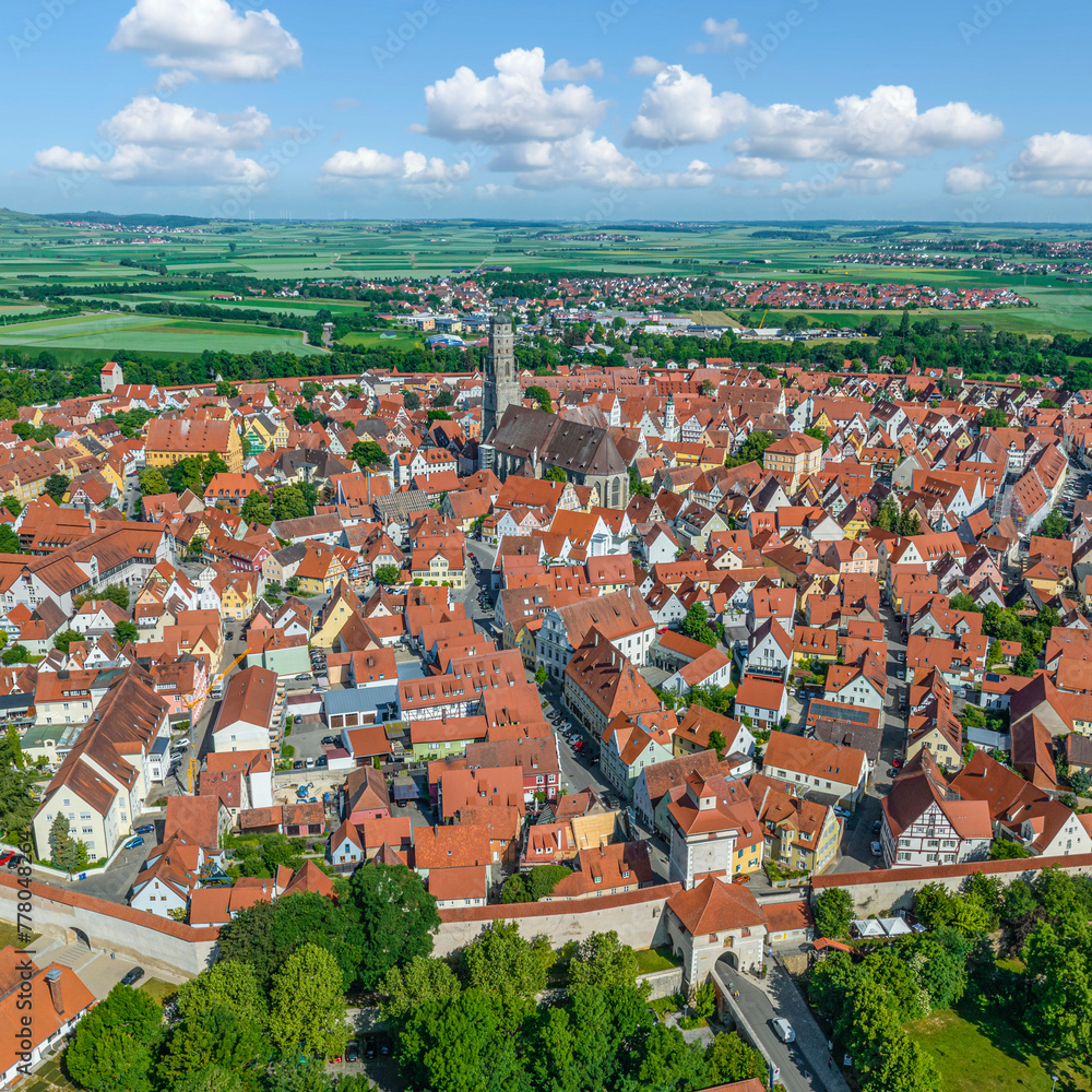 Obraz premium Nördlingen, die zentrale Stadt des Geopark Ries im Luftbild