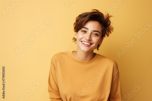 A woman with short hair is smiling and wearing a yellow shirt © Juan Hernandez