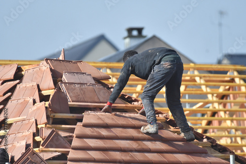 ouvrier couvreur sur un toit d'une construction photo