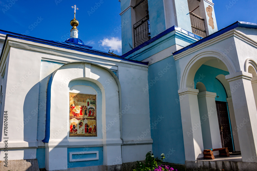 Φωτογραφία Ivanovskoe, Russia - August 2018: View of the building of the old church of the