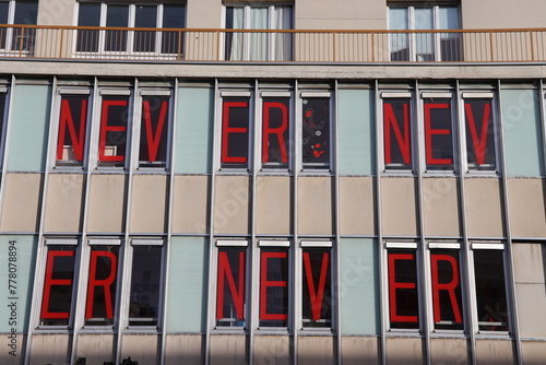 Never ever - als Schriftzug in den Fenstern eines alten Bürogebäudes Street Art Schrift Parole Motto