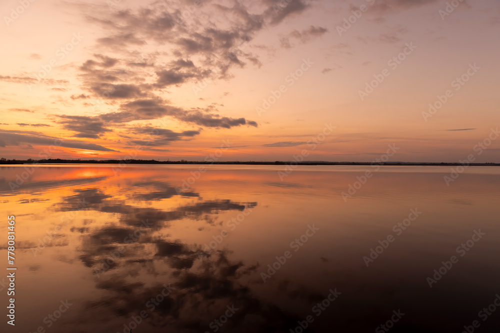 Obraz premium winter sunset on the lake after the ice melts