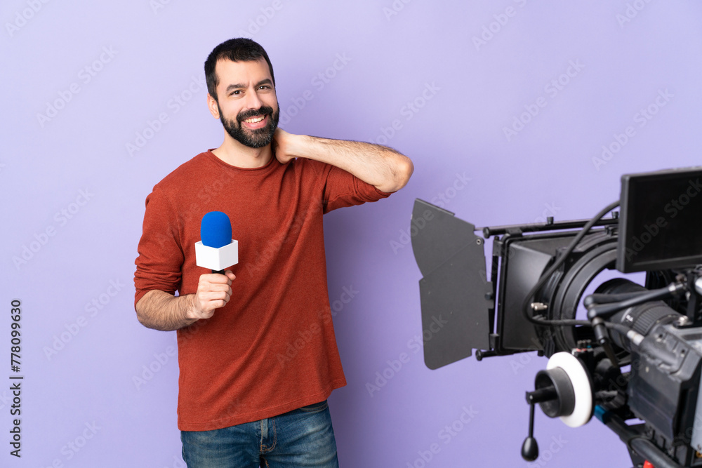 Reporter man holding a microphone and reporting news over isolated purple background laughing - obrazy, fototapety, plakaty 