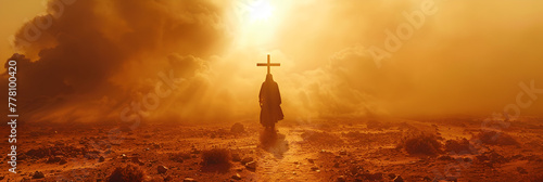 Silhouette of a man in the desert with a cross,
La Santa Cruz simboliza la muerte y resurrección de Jesucristo con el cielo sobre la colina del Calvario está envuelto en la luz y el concepto del apoca