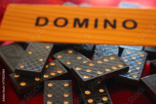 scatola del gioco del domino photo