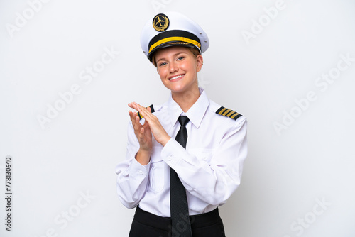 Foto Airplane caucasian pilot woman isolated on white background applauding after pre