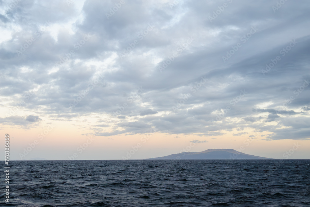 Obraz premium 夜明けの荒れる御蔵島、御蔵島港。東海汽船東京湾〜伊豆諸島八丈島、太平洋航路の橘丸船上にて。 2020年2月22日撮影。Mikurashima, Mikurashima Port, stormy at dawn.On board the Tachibana Maru on Tokai Kisen's Tokyo Bay - Hachijojima, Izu Islands, Pacif