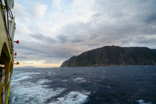 夜明けの荒れる御蔵島、御蔵島港。

東海汽船東京湾〜伊豆諸島八丈島、太平洋航路の橘丸船上にて。
2020年2月22日撮影。


Mikurashima, Mikurashima Port, stormy at dawn.

On board the Tachibana Maru on Tokai Kisen's Tokyo Bay - Hachijojima, Izu Islands, Pacif photo