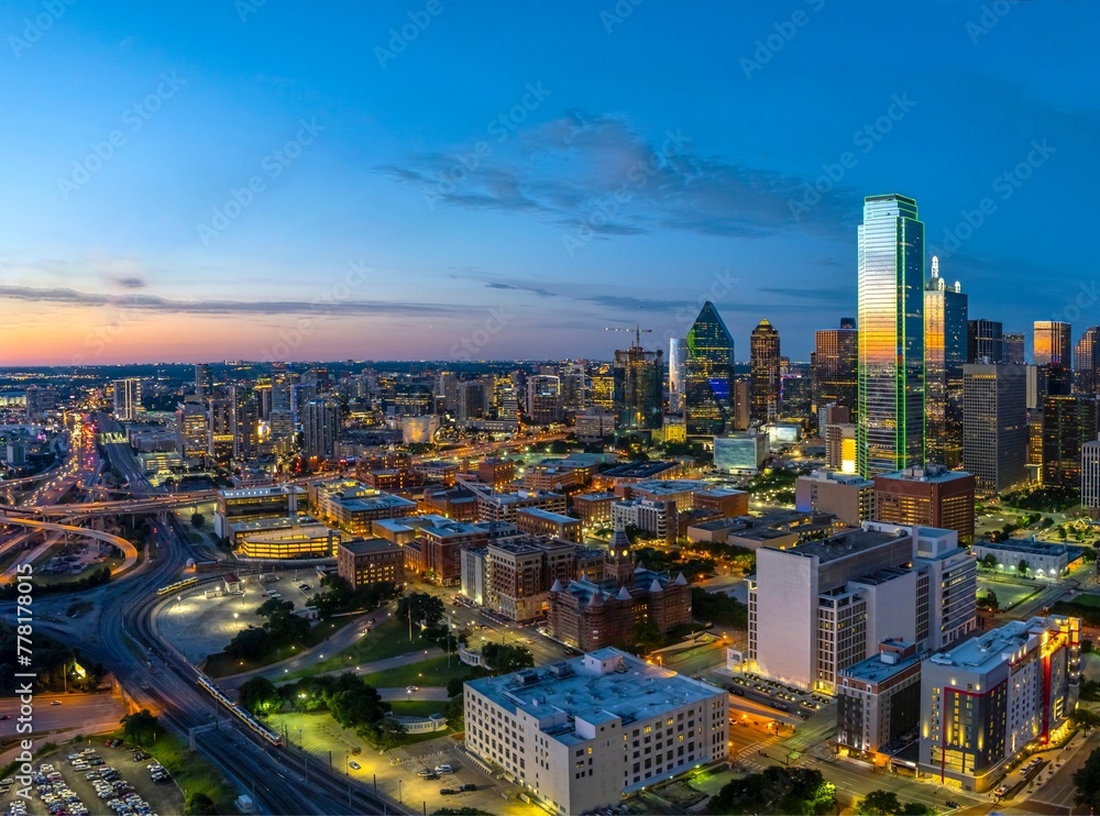 Naklejka premium Evening Glow: Captivating 4K Ultra HD Picture of Dallas, Texas Skyline at Dusk