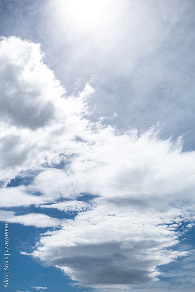 Fondo de Pantalla de un cielo soleado y cúmulos de nubes blancas y esponjosas. Fotografia vertical Fondo de Pantalla de un cielo soleado y cúmulos de nubes blancas y esponjosas. Fotografia vertical