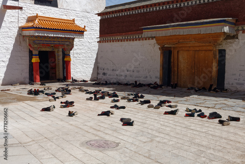 Butymnichów na podwórzu klasztoru buddyjskiego