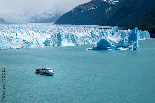 Barco de pasajeros navegando por el Lago Argentino, en el Glaciar Perito Moreno