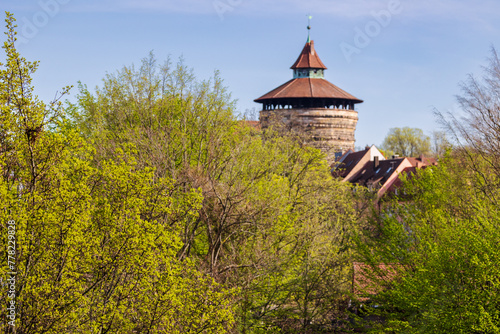 Impressionen vom ersten warmen Tag des Jahres in Nürnberg: Überall präsentiert sich das frische Grün der blühenden Vegetation. photo