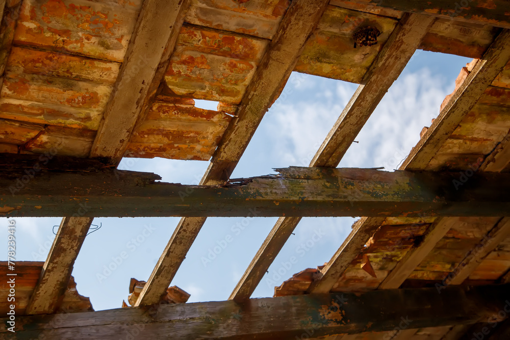 Obraz premium broken roof in the abandoned building