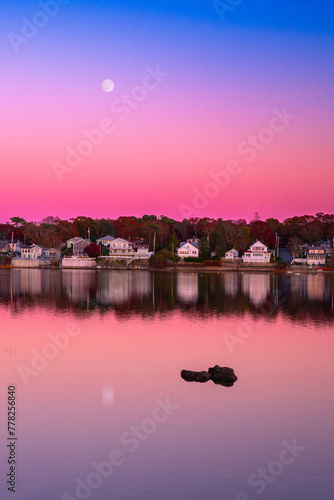 Φωτογραφία Moonrise Seascape at Twilight over Onset Beach Harbor Village in Wareham, Massac