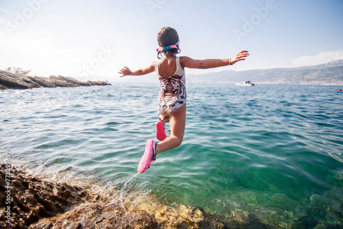 bambina che si tuffa nel mare di Crazia - Split  photo