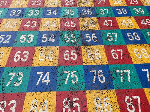Nombres et chiffres dans des carrés colorés dans une cour d'école,nombre,chiffre,couleur,couleurs,coloré,plein cadre, gros plan,cour,sol,gravillons,goudron,jeu,ludique