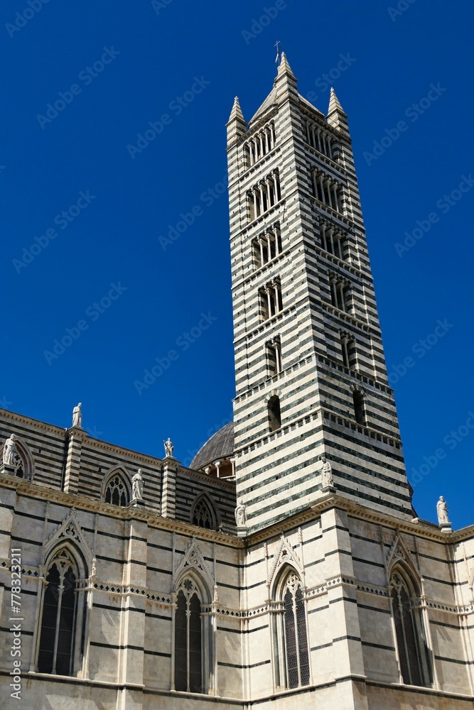 Naklejka premium Le campanile de la cathédrale Santa Maria Assunta à Sienne 