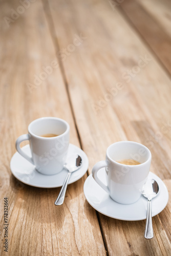 Fototapeta Naklejka Na Ścianę i Meble -  Zwei Espresso auf dem Holztisch.