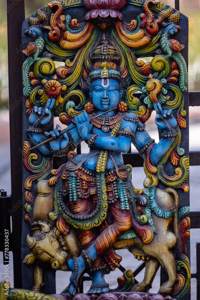 Obraz premium A handmade wooden idol of Lord Krishna sounds like a beautiful tribute to the deity's revered presence in Hindu mythology and culture. 