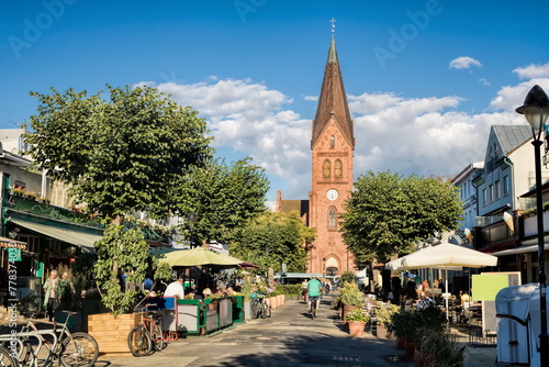 warnemünde, deutschland - stadtbild mit marktständen und evangelischer kirche
