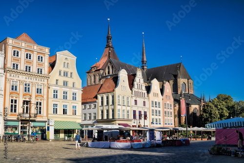 rostock, deutschland - marktplatz mit der marienkirche im hintergrund