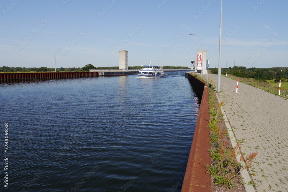 Mittellandkanal am Wasserstraßenkreuz Magdeburg