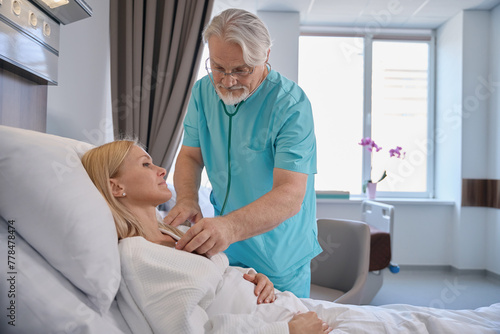 Bild auf Leinwand Physician conducting cardiac auscultation of hospitalized patient