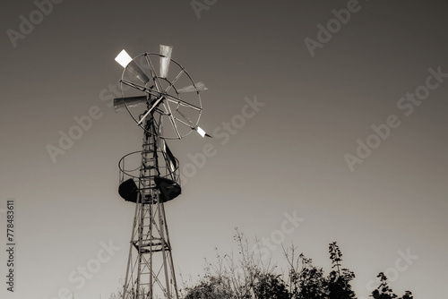 Alte Windmühle in schwarz weiß 