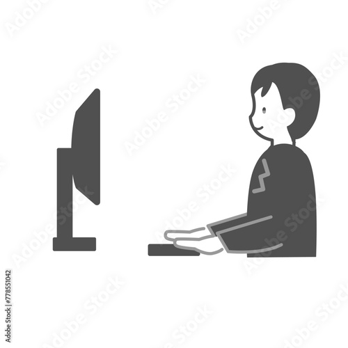 PCの前で微笑む男性会社員