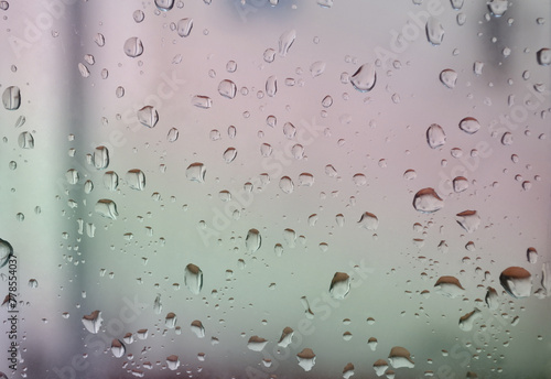 Gotas de lluvia sobre el vidrio tornasol de la ventana. Textura de gotas - se puede usar como fondo. photo