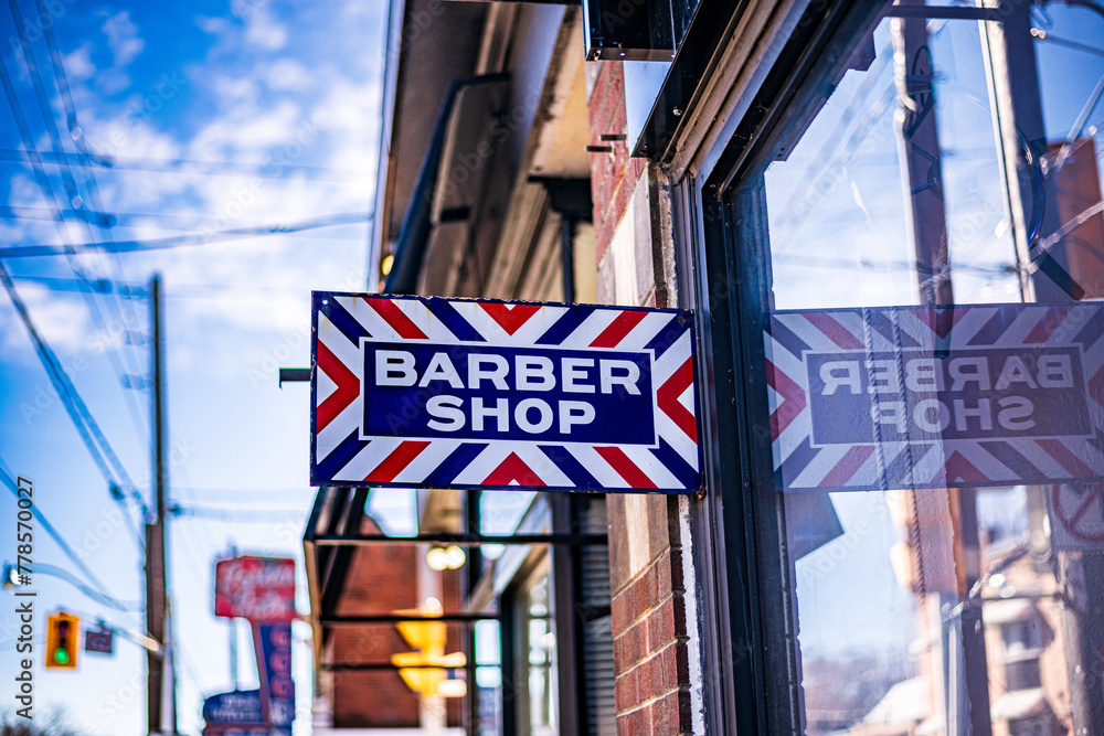 Naklejka premium barbershop traditional rectangular shingle street sign on side of building