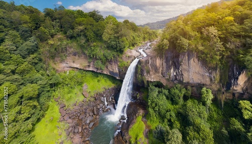 熱帯雨林の秘境にたゆたう壮大な滝 - 大自然の神秘と力強さを映す景色