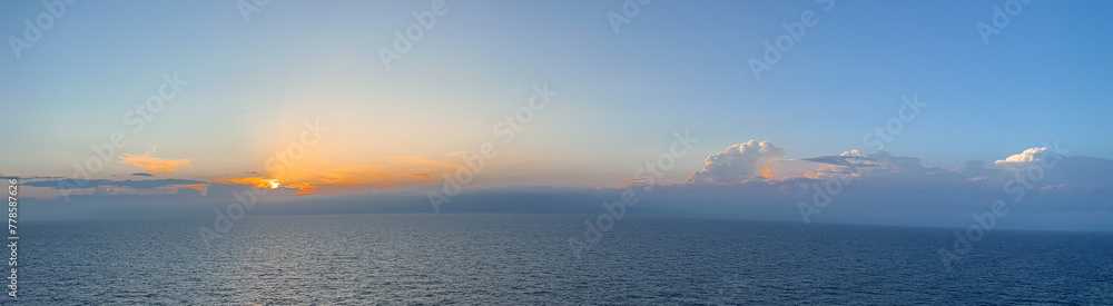 Obraz premium 世界周遊 地中海クルーズ バルセロナ～マルセイユ～ジェノバ～ナポリ～メッシーナ～マルタ