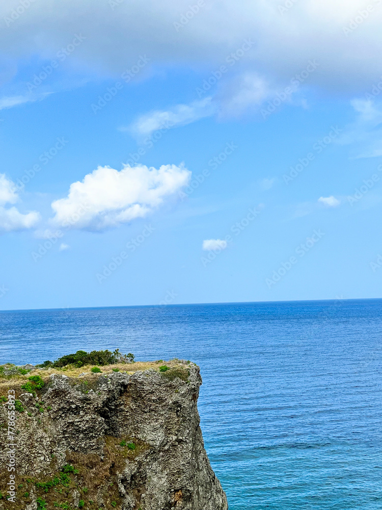 Fototapeta premium 沖縄の岬と海と空