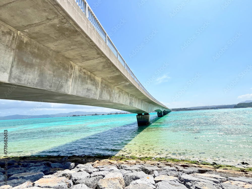 Obraz premium 沖縄の離島と本島を繋ぐ橋と海