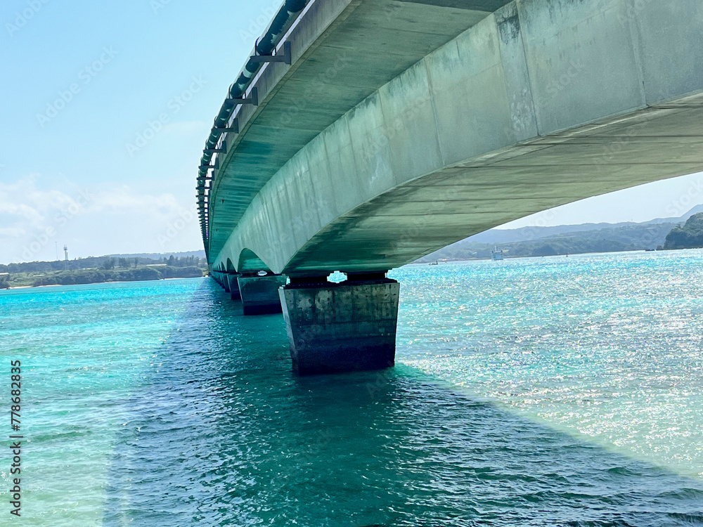 Fototapeta premium 沖縄の海と橋