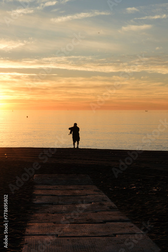 Playa de Málaga, amanecer en la playa, una persona en soledad, silueta, viendo el amanecer, primeros rayos de sol