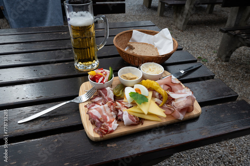 Speck am Brett bei der Fesslhütte