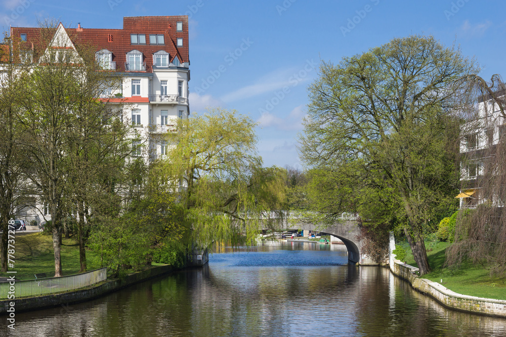 Fototapeta premium Isebekkanal Heilwigbrücke Hamburg Frühling