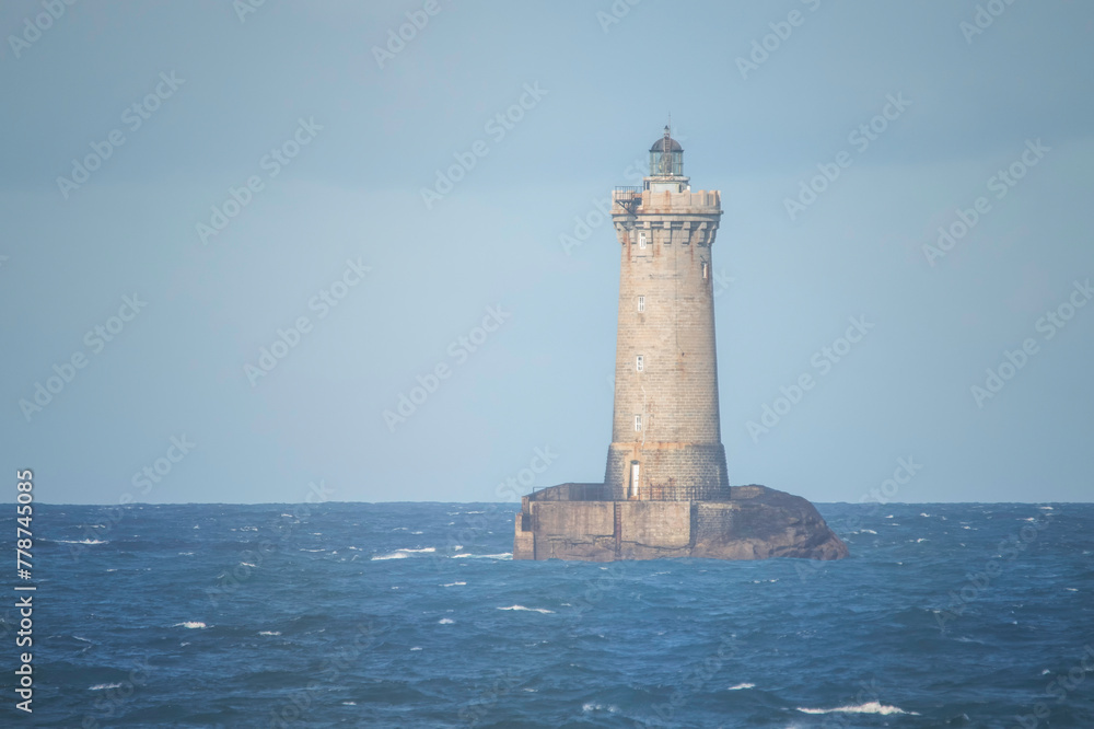 phare en mer par temps calme, dans la Manche, le phare du Four à Porspoder en Bretagne
