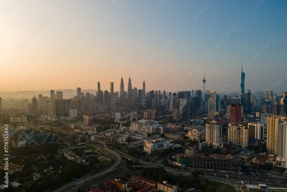 Obraz premium majestic view of kuala lumpur, malaysia skyline during sunrise