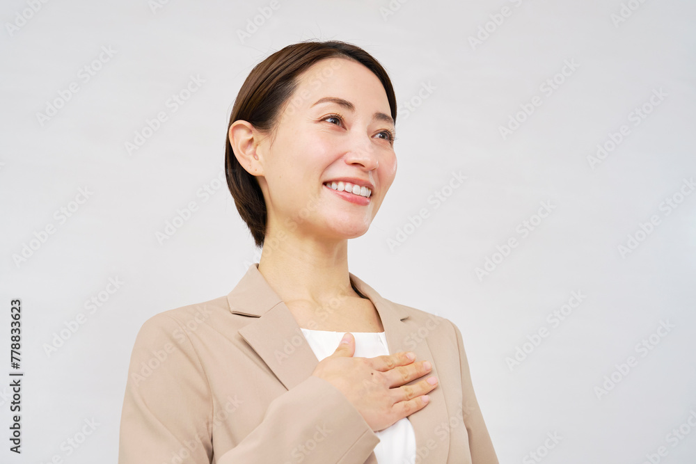 ビジネスウーマンのポートレート　信頼　白背景