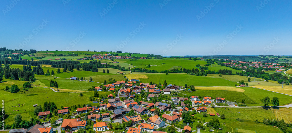 Sonniger Tag am Grüntensee im Allgäu an der Deutschen Alpenstraße