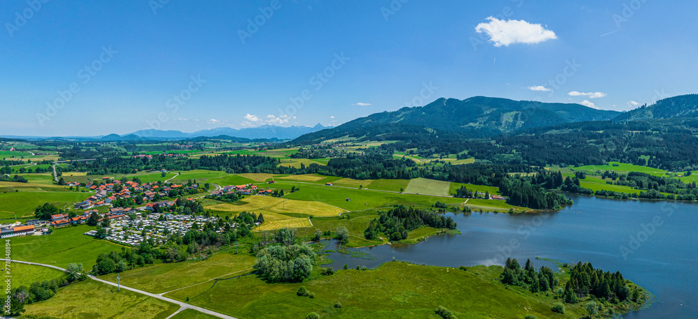 Blick ins frühsommerliche Allgäu bei Faistenoy am Grüntensee