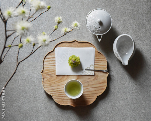 宇治茶と練り切り、白花万作のコーディネート　Japanese sencha green tea with wagashi sweets and Japanese tea ceremony utencils. photo