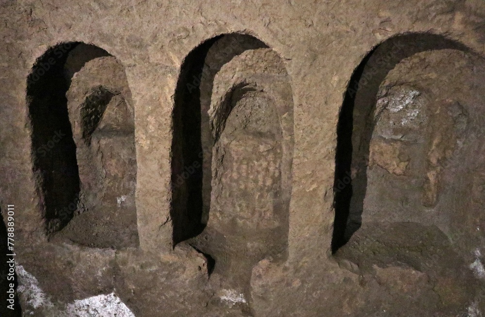 Napoli - Particolare dei scolatoi nelle Catacombe di San Gaudioso