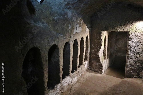 Obraz na płótnie Napoli - Scolatoi nelle Catacombe di San Gaudioso w salonie