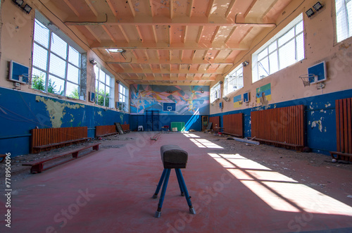 Zniszczona przez działania wojenne sala gimnastyczna w Donbasie na Ukrainie © tafel